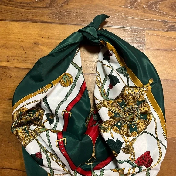 Larga bandana with print 100% sets-silk in color green red white and gold